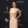 Emilia Clarke, robe Atelier Versace - 68ème cérémonie des Emmy Awards au Microsoft Theater à Los Angeles, le 18 septembre 2016