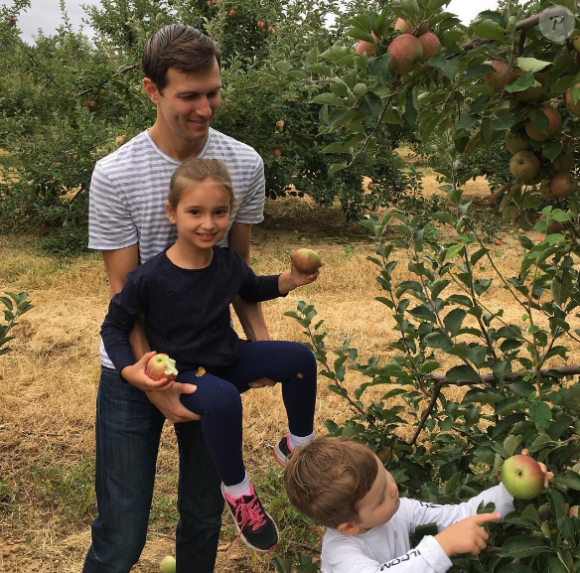 Jared Kushner, le mari d'Ivanka Trump et leurs enfants cueillent des pommes dans le New Jersey. Photo publiée sur Instagram au mois de septembre 2016