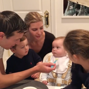 Toute la famille d'Ivanka Trump réunie pour les premières bouchées de son fils Theodore James. Image extraite d'une vidéo publiée sur Instagram le 19 septembre 2016