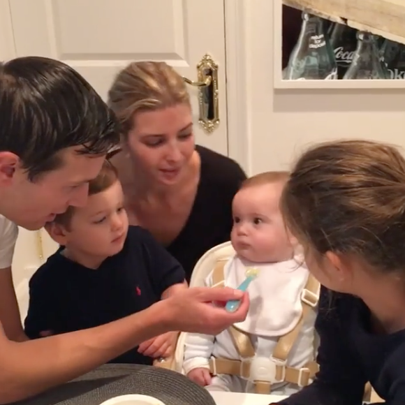 Toute la famille d'Ivanka Trump réunie pour les premières bouchées de son fils Theodore James. Image extraite d'une vidéo publiée sur Instagram le 19 septembre 2016