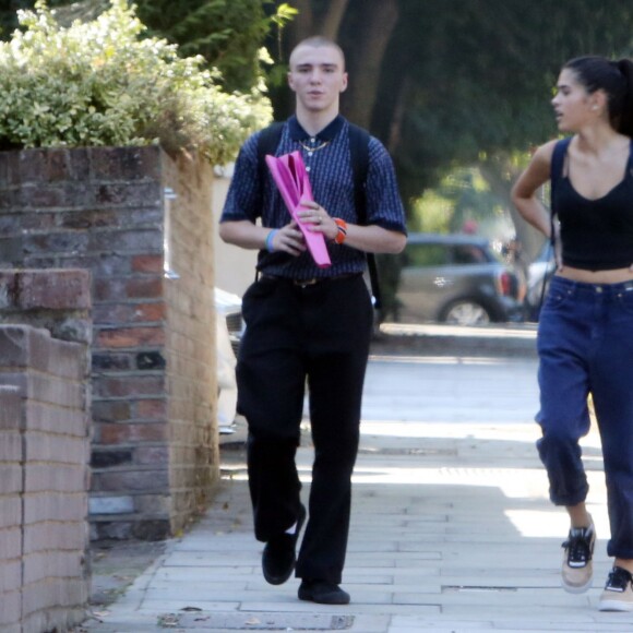 Rocco Ritchie se balade à Londres avec une amie le 14 septembre 2016.