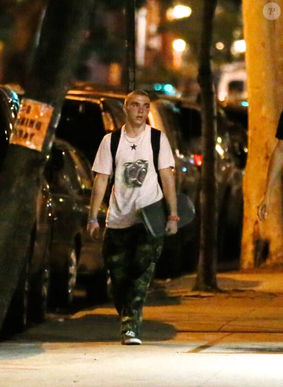 Exclusif - Rocco Ritchie, seul, fait du skateboard de nuit à New York le 24 août 2016.