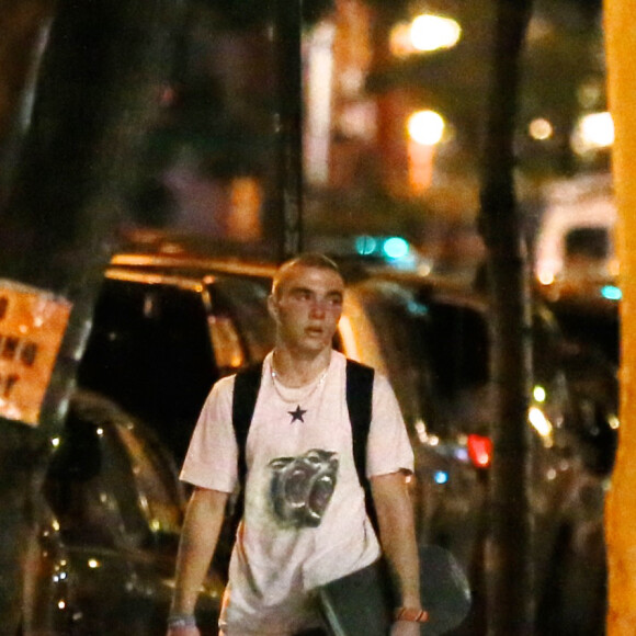 Exclusif - Rocco Ritchie, seul, fait du skateboard de nuit à New York le 24 août 2016.