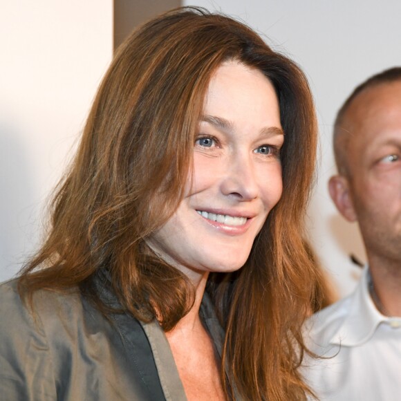 Semi-Exclusif - Carla Bruni-Sarkozy rejoint son mari Nicolas Sarkozy lors d'une séance de dédicaces de son livre "Tout pour la France" à la Fnac des Ternes à Paris le 10 septembre 2016.