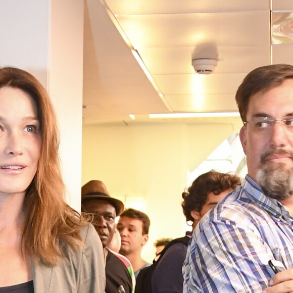 Semi-Exclusif - Carla Bruni-Sarkozy rejoint son mari Nicolas Sarkozy lors d'une séance de dédicaces de son livre "Tout pour la France" à la Fnac des Ternes à Paris le 10 septembre 2016