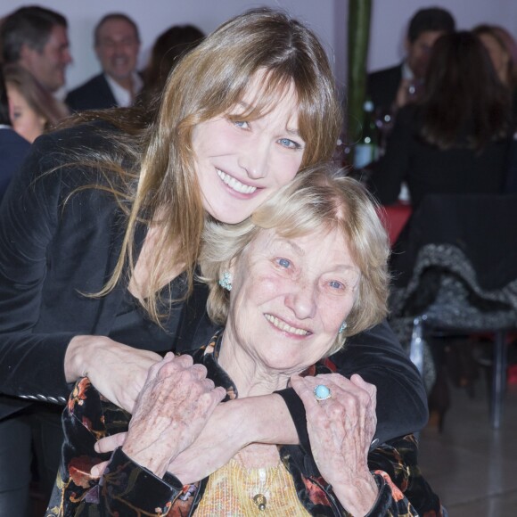 Carla Bruni et sa mère Marisa Borini - Dîner LINK pour les 30 ans de AIDES au Palais d'Iéna à Paris le 8 décembre 2014.