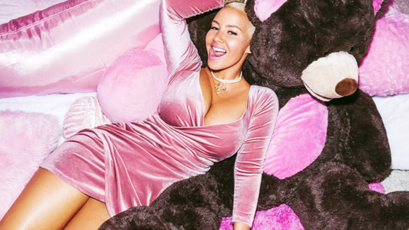 Amber Rose : Nouvelle égérie ultrasexy pour Missguided