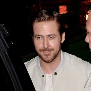 Ryan Gosling signe des photographes à la sortie de l'émission "Jimmy Kimmel Live" à Hollywood le 10 mai 2016