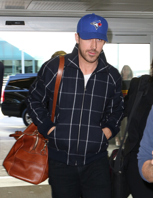 Ryan Gosling et sa soeur Mandi arrivent à l'aéroport international de Toronto. Canada, le 14 septembre 2016.