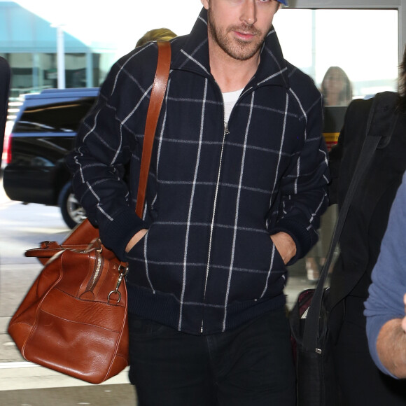 Ryan Gosling et sa soeur Mandi arrivent à l'aéroport international de Toronto. Canada, le 14 septembre 2016.