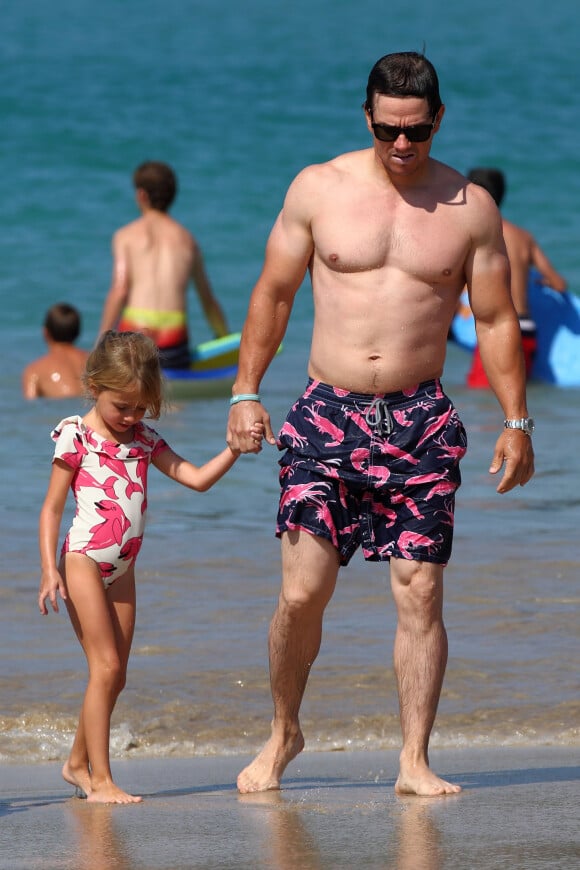 Mark Wahlberg et sa femme Rhea Durham passent la journée à la plage avec leurs filles Grace et Ella Wahlberg à Maui à Hawaii , le 31 décembre 2015