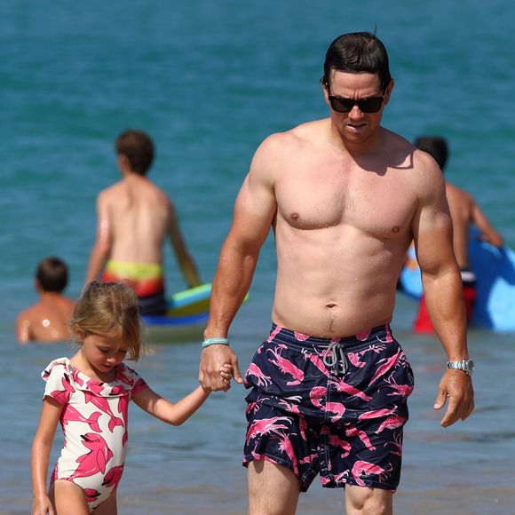 Mark Wahlberg et sa femme Rhea Durham passent la journée à la plage avec leurs filles Grace et Ella Wahlberg à Maui à Hawaii , le 31 décembre 2015