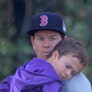 Mark Wahlberg et son fils Brendan au match de football de son fils Michael à Los Angeles le 5 décembre 2015.