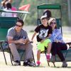 Mark Wahlberg et sa femme Rhea Durham assistent au match de football de leur fils Michael à Los Angeles le 21 novembre 2015.
