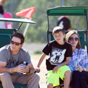 Mark Wahlberg et sa femme Rhea Durham assistent au match de football de leur fils Michael à Los Angeles le 21 novembre 2015.