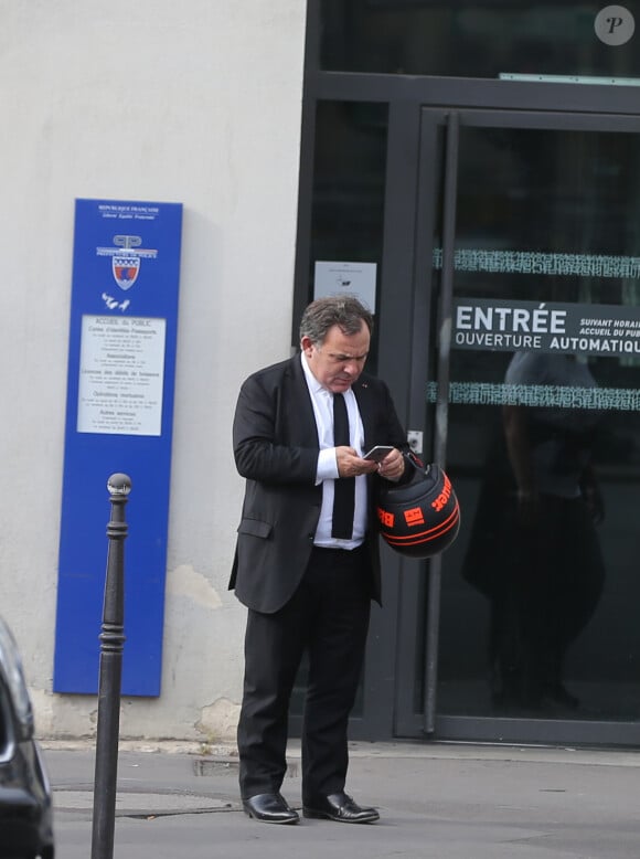 L'avocat Francis Szpiner quitte la brigade des mineurs de la préfecture de police après avoir assisté à la confrontation de son client face à Jean-Marc Morandini à Paris le 22 septembre 2016. La garde à vue de l'animateur Jean-Marc Morandini a été prolongée ce jeudi matin dans le cadre de l'enquête pour " corruption de mineurs ", ouverte en parallèle à des plaintes à son encontre pour des castings controversés, a-t-on appris de sources judiciaire et policière. Le parquet de Paris avait ouvert deux enquêtes préliminaires distinctes, l'une pour " harcèlement sexuel " au sujet des castings, l'autre sur des soupçons de " corruption de mineurs ".