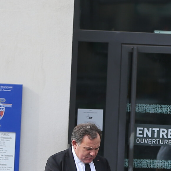 L'avocat Francis Szpiner quitte la brigade des mineurs de la préfecture de police après avoir assisté à la confrontation de son client face à Jean-Marc Morandini à Paris le 22 septembre 2016. La garde à vue de l'animateur Jean-Marc Morandini a été prolongée ce jeudi matin dans le cadre de l'enquête pour " corruption de mineurs ", ouverte en parallèle à des plaintes à son encontre pour des castings controversés, a-t-on appris de sources judiciaire et policière. Le parquet de Paris avait ouvert deux enquêtes préliminaires distinctes, l'une pour " harcèlement sexuel " au sujet des castings, l'autre sur des soupçons de " corruption de mineurs ".