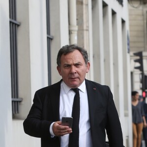 L'avocat Francis Szpiner quitte la brigade des mineurs de la préfecture de police après avoir assisté à la confrontation de son client face à Jean-Marc Morandini à Paris le 22 septembre 2016. La garde à vue de l'animateur Jean-Marc Morandini a été prolongée ce jeudi matin dans le cadre de l'enquête pour " corruption de mineurs ", ouverte en parallèle à des plaintes à son encontre pour des castings controversés, a-t-on appris de sources judiciaire et policière. Le parquet de Paris avait ouvert deux enquêtes préliminaires distinctes, l'une pour " harcèlement sexuel " au sujet des castings, l'autre sur des soupçons de " corruption de mineurs ".