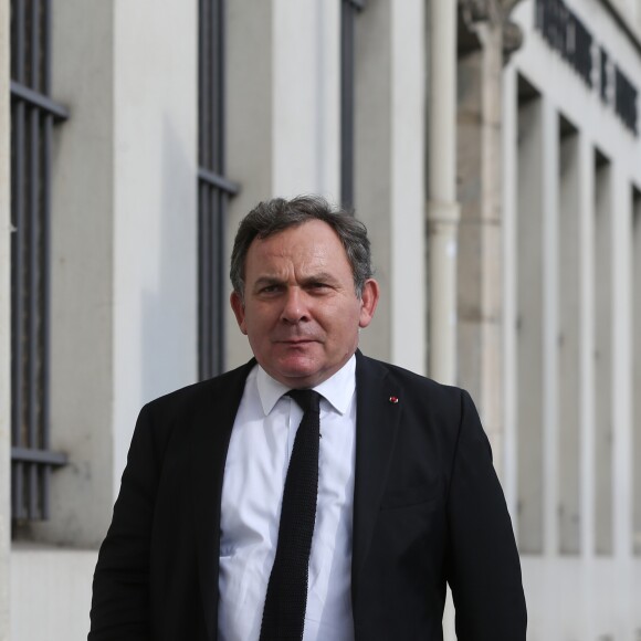 L'avocat Francis Szpiner quitte la brigade des mineurs de la préfecture de police après avoir assisté à la confrontation de son client face à Jean-Marc Morandini à Paris le 22 septembre 2016. La garde à vue de l'animateur Jean-Marc Morandini a été prolongée ce jeudi matin dans le cadre de l'enquête pour " corruption de mineurs ", ouverte en parallèle à des plaintes à son encontre pour des castings controversés, a-t-on appris de sources judiciaire et policière. Le parquet de Paris avait ouvert deux enquêtes préliminaires distinctes, l'une pour " harcèlement sexuel " au sujet des castings, l'autre sur des soupçons de " corruption de mineurs ".