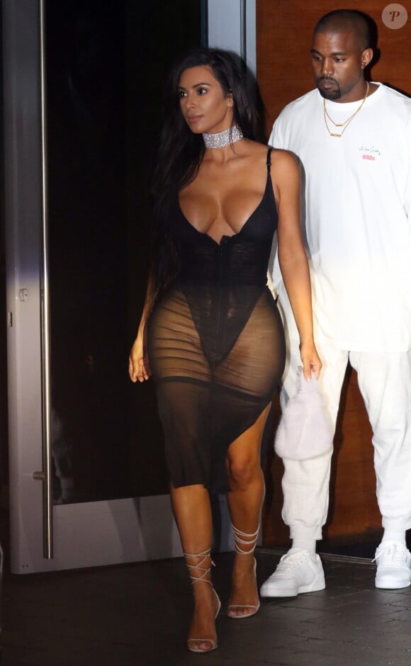 Kim Kardashian et son mari Kanye West se rendent au concert de Kanye à Miami, Floride, Etats-Unis, le 17 septembre 2016.  Kim Kardashian upstaged Kanye West on the way to his Miami concert as she wore a low-cut, sheer black dress and diamond choker that left little to the imagination on September 17, 2016 in Miami Beach, FL, USA.17/09/2016 - Miami