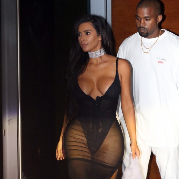 Kim Kardashian et son mari Kanye West se rendent au concert de Kanye à Miami, Floride, Etats-Unis, le 17 septembre 2016.  Kim Kardashian upstaged Kanye West on the way to his Miami concert as she wore a low-cut, sheer black dress and diamond choker that left little to the imagination on September 17, 2016 in Miami Beach, FL, USA.17/09/2016 - Miami