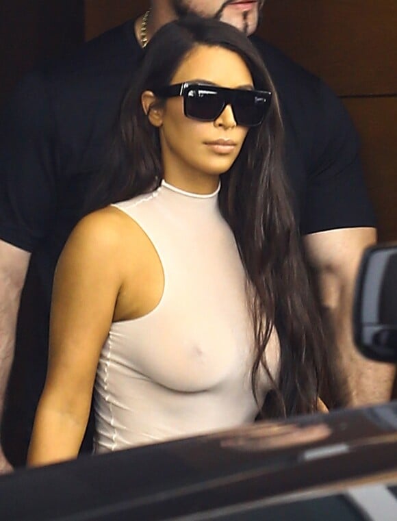 Kim Kardashian sexy en sous - vêtements transparents à Miami Le 17 septembre 2016  52177175 Another day, another risqué outfit choice for reality star Kim Kardashian who spotted at a studio in Miami, Florida rocking a very see-through top on September 17, 2016. Kim has been sporting scandalous tops all week long during her Miami vacation.17/09/2016 - Miami