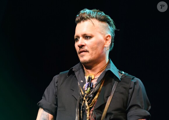Johnny Depp en concert avec Alice Cooper avec son groupe The Hollywood Vampires Coney Island, le 10 juillet 2016.