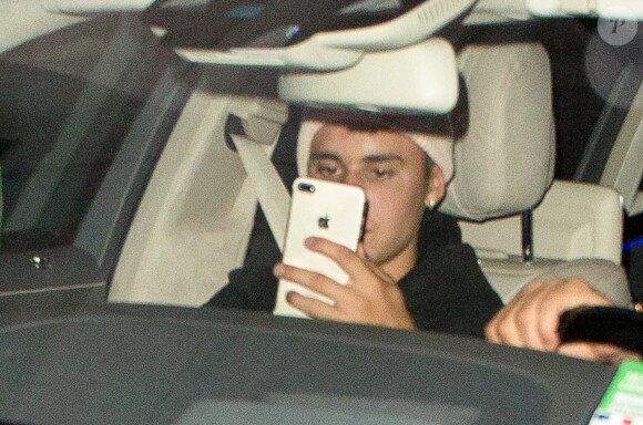 Justin Bieber fait du skate dans le parking de l'AccorHotels Arena après son concert "Purpose World Tour"; puis il retourne avec son chien Esther à l'hôtel Royal Monceau avant de sortir à la Discothèque l'Héritage à Paris, France, le 21 septembre 2016.
