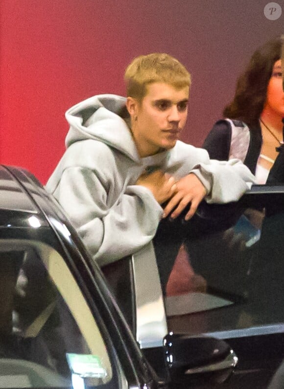 Justin Bieber fait du skate dans le parking de l'AccorHotels Arena après son concert "Purpose World Tour"; puis il retourne avec son chien Esther à l'hôtel Royal Monceau avant de sortir à la Discothèque l'Héritage à Paris, France, le 21 septembre 2016.