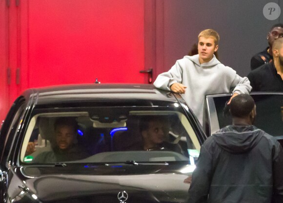 Justin Bieber fait du skate dans le parking de l'AccorHotels Arena après son concert "Purpose World Tour"; puis il retourne avec son chien Esther à l'hôtel Royal Monceau avant de sortir à la Discothèque l'Héritage à Paris, France, le 21 septembre 2016.