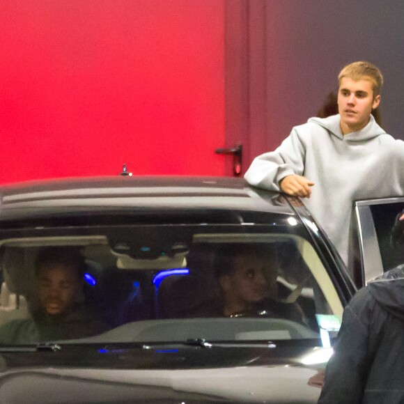 Justin Bieber fait du skate dans le parking de l'AccorHotels Arena après son concert "Purpose World Tour"; puis il retourne avec son chien Esther à l'hôtel Royal Monceau avant de sortir à la Discothèque l'Héritage à Paris, France, le 21 septembre 2016.