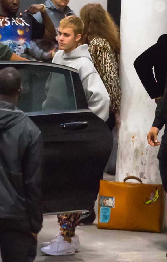 Justin Bieber fait du skate dans le parking de l'AccorHotels Arena après son concert "Purpose World Tour"; puis il retourne avec son chien Esther à l'hôtel Royal Monceau avant de sortir à la Discothèque l'Héritage à Paris, France, le 21 septembre 2016.