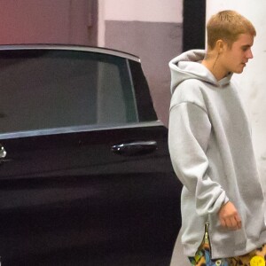 Justin Bieber fait du skate dans le parking de l'AccorHotels Arena après son concert "Purpose World Tour"; puis il retourne avec son chien Esther à l'hôtel Royal Monceau avant de sortir à la Discothèque l'Héritage à Paris, France, le 21 septembre 2016.