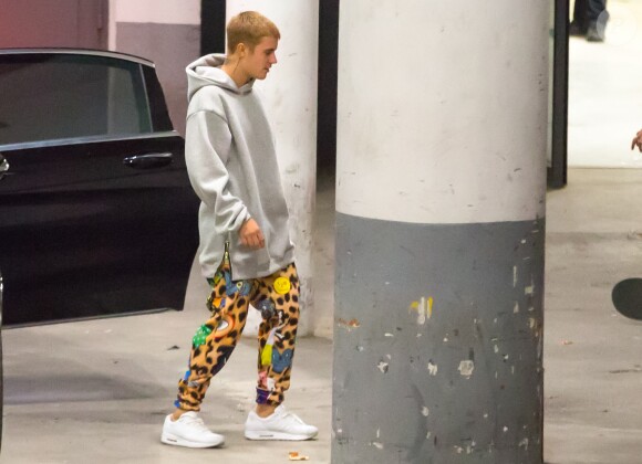 Justin Bieber fait du skate dans le parking de l'AccorHotels Arena après son concert "Purpose World Tour"; puis il retourne avec son chien Esther à l'hôtel Royal Monceau avant de sortir à la Discothèque l'Héritage à Paris, France, le 21 septembre 2016.