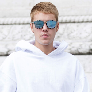 Justin Bieber quitte son hôtel, Le Royal Monceau, pour se rendre à l'Arc de Triomphe puis au Père Lachaise pour visiter la tombe de Jim Morrison. Le chanteur sera en concert à partir du 20 septembre à Paris. Le 19 septembre 2016