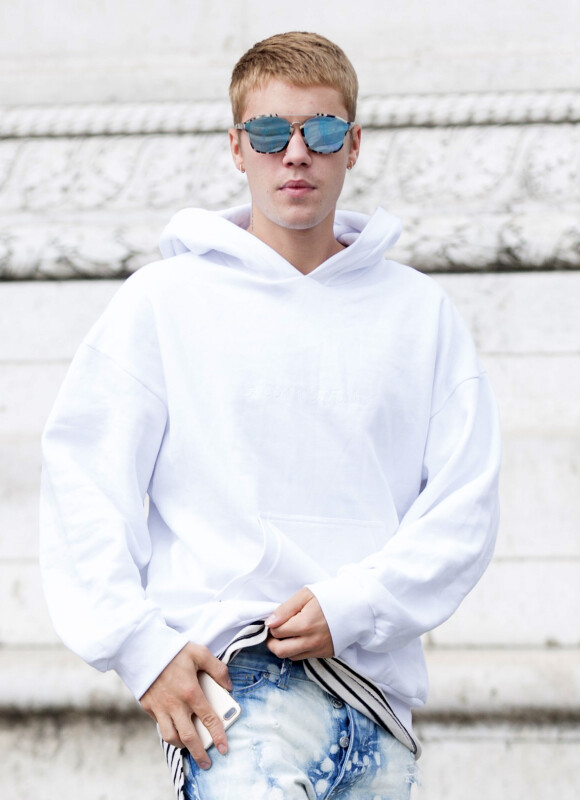 Justin Bieber quitte son hôtel, Le Royal Monceau, pour se rendre à l'Arc de Triomphe puis au Père Lachaise pour visiter la tombe de Jim Morrison. Le chanteur sera en concert à partir du 20 septembre à Paris. Le 19 septembre 2016