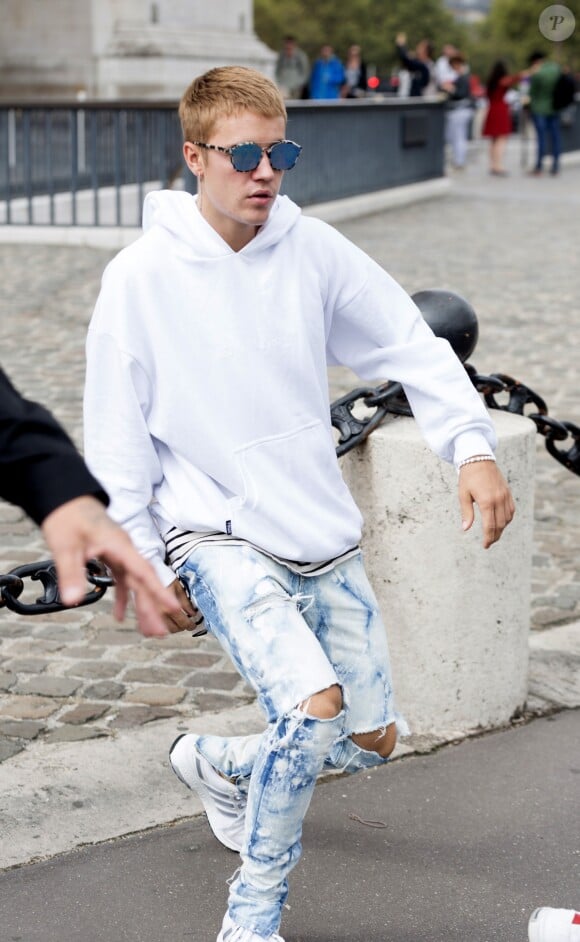 Justin Bieber quitte son hôtel, Le Royal Monceau, pour se rendre à l'Arc de Triomphe puis au Père Lachaise pour visiter la tombe de Jim Morrison. Le chanteur sera en concert à partir du 20 septembre à Paris. Le 19 septembre 2016