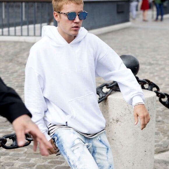 Justin Bieber quitte son hôtel, Le Royal Monceau, pour se rendre à l'Arc de Triomphe puis au Père Lachaise pour visiter la tombe de Jim Morrison. Le chanteur sera en concert à partir du 20 septembre à Paris. Le 19 septembre 2016