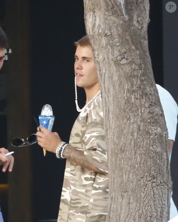 Justin Bieber fait du skateboard et s'amuse avec son père Jeremy et des amis avant d'aller manger une glace, à Ibiza, le 13 septembre 2016.