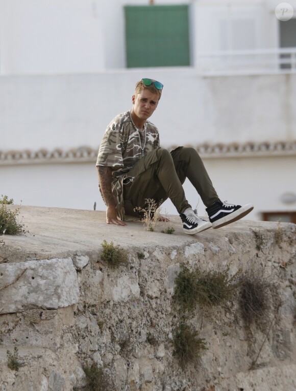 Justin Bieber fait du skateboard et s'amuse avec son père Jeremy et des amis avant d'aller manger une glace, à Ibiza, le 13 septembre 2016.