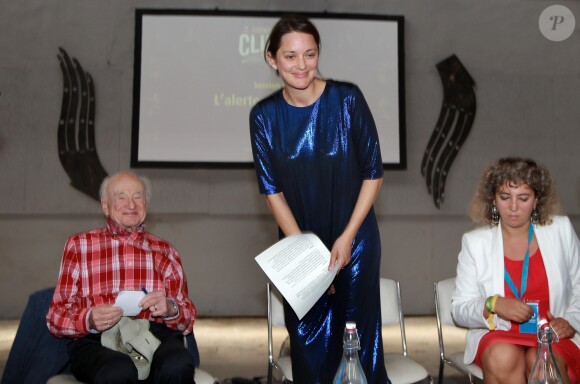 Exclusif - L'actrice Marion Cotillard et le philosophe Edgar Morin (Edgar Nahoum) lancent l'opération écologie internationale "Darwin Alerte" pour protéger la planète, à Bordeaux, France, le 10 septembre 2016, à l'occasion du "Ocean Climax" qui plaide pendant 3 jours avec conférences et concerts pour la défense des océans et de l’environnement. © Bernard- Cottereau/Bestimage