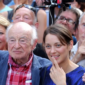 Exclusif - L'actrice Marion Cotillard et le philosophe Edgar Morin (Edgar Nahoum) lancent l'opération écologie internationale "Darwin Alerte" pour protéger la planète, à Bordeaux, France, le 10 septembre 2016, à l'occasion du "Ocean Climax" qui plaide pendant 3 jours avec conférences et concerts pour la défense des océans et de l’environnement. © Bernard- Cottereau/Bestimage