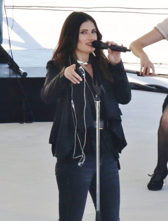 Exclusif - La chanteuse Idina Menzel sur le tournage de "Beaches" à Vancouver le 15 août 2016.