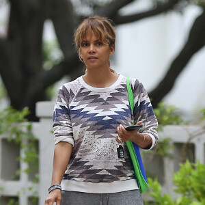 Exclusif - Halle Berry et sa fille Nahla se promenant à Los Angeles, le 19 septembre 2016.