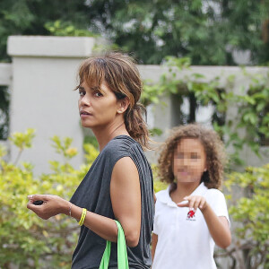 Exclusif - Halle Berry va chercher sa fille Nahla chez des amis à Los Angeles, le 12 septembre 2016.12/09/2016 - Los Angeles