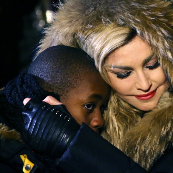 Exclusif - Madonna se recueille avec son fils David Banda sur la place de la République vers 1h00 du matin après son concert à l'AccorHotels Arena (Bercy) à Paris le 9 décembre 2015. Madonna accompagnée de son guitariste a improvisé une prestation en acoustique de "Ghosttown", "Imagine" de John Lennon et son tube "Like a Prayer" en hommage aux victimes des attentats.