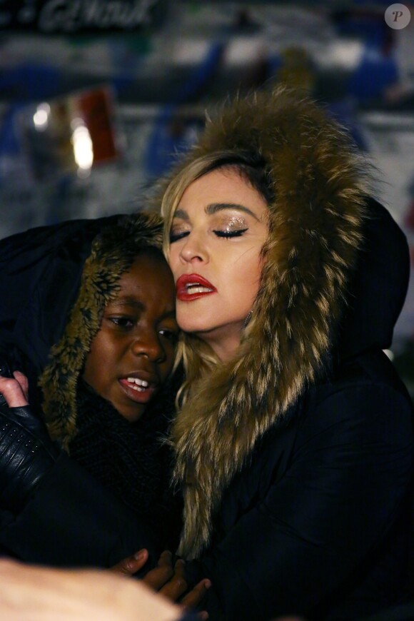 Exclusif - Madonna se recueille avec son fils David Banda sur la place de la République vers 1h00 du matin après son concert à l'AccorHotels Arena (Bercy) à Paris le 9 décembre 2015. Madonna accompagnée de son guitariste a improvisé une prestation en acoustique de "Ghosttown", "Imagine" de John Lennon et son tube "Like a Prayer" en hommage aux victimes des attentats.