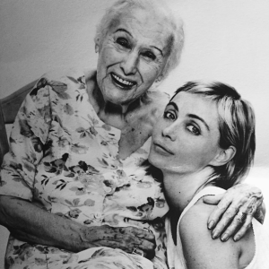 Emmanuelle Béart et sa grand-mère Nelly. Photo postée via Instagram le 25 septembre 2016.