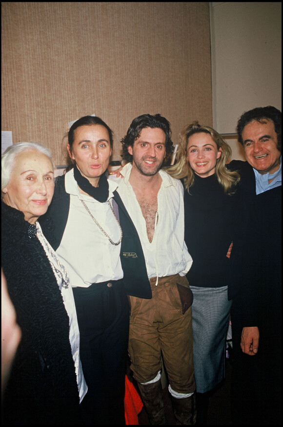 Emmanuelle Béart à la générale de la pièce "Double inconstance" au théâtre de l'atelier en 1988, avec sa mère Geneviève Galea, sa grand-mère et son père Guy Béart ainsi que Daniel Auteuil le 9 février 1988