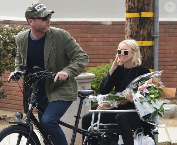 Exclusif - Liev Schreiber promène sa femme Naomi Watts à l'arrière de son vélo après avoir acheté des fleurs chez le fleuriste à Brentwood, le 28 février 2016